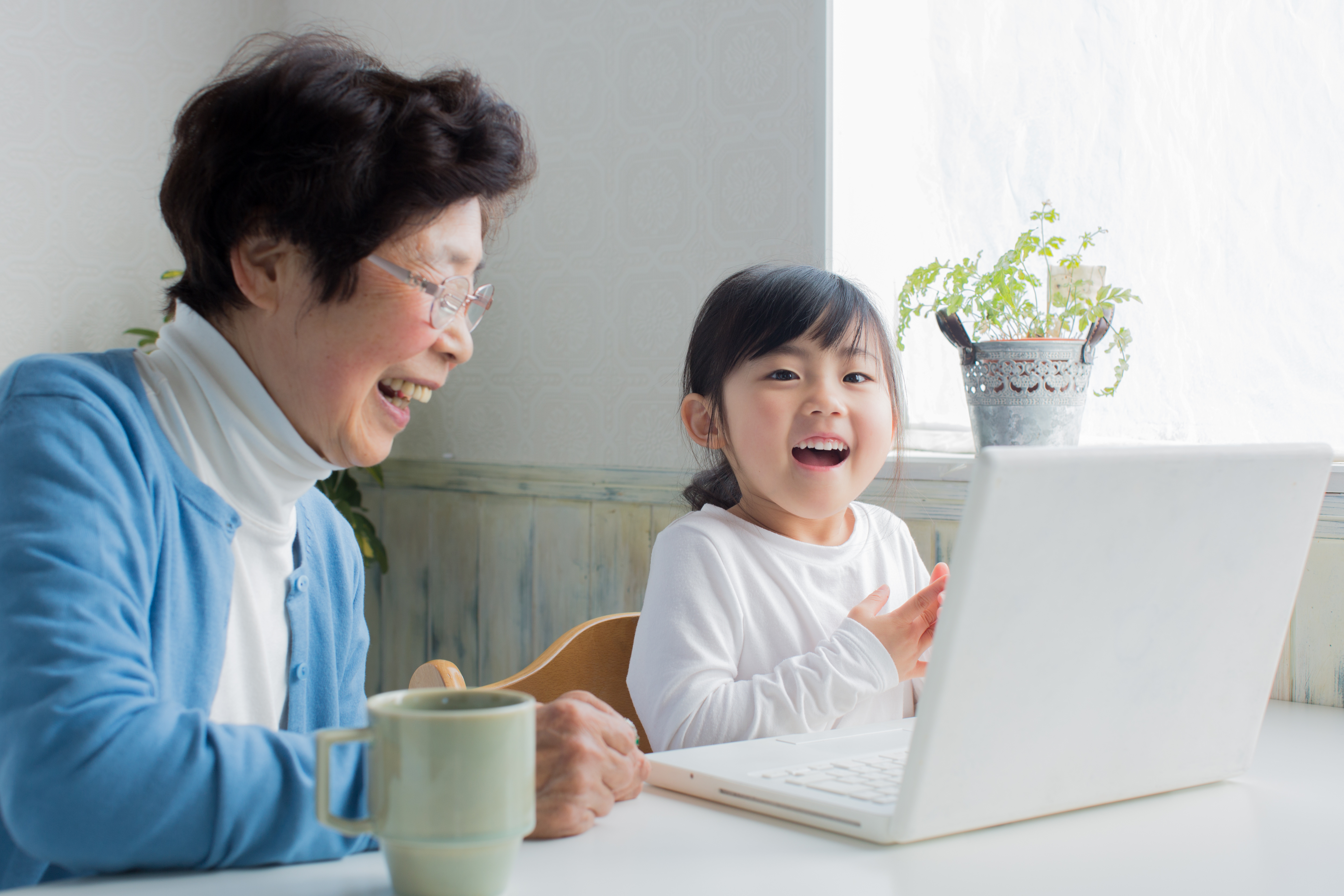 先生と子どもが一緒に学ぶ様子