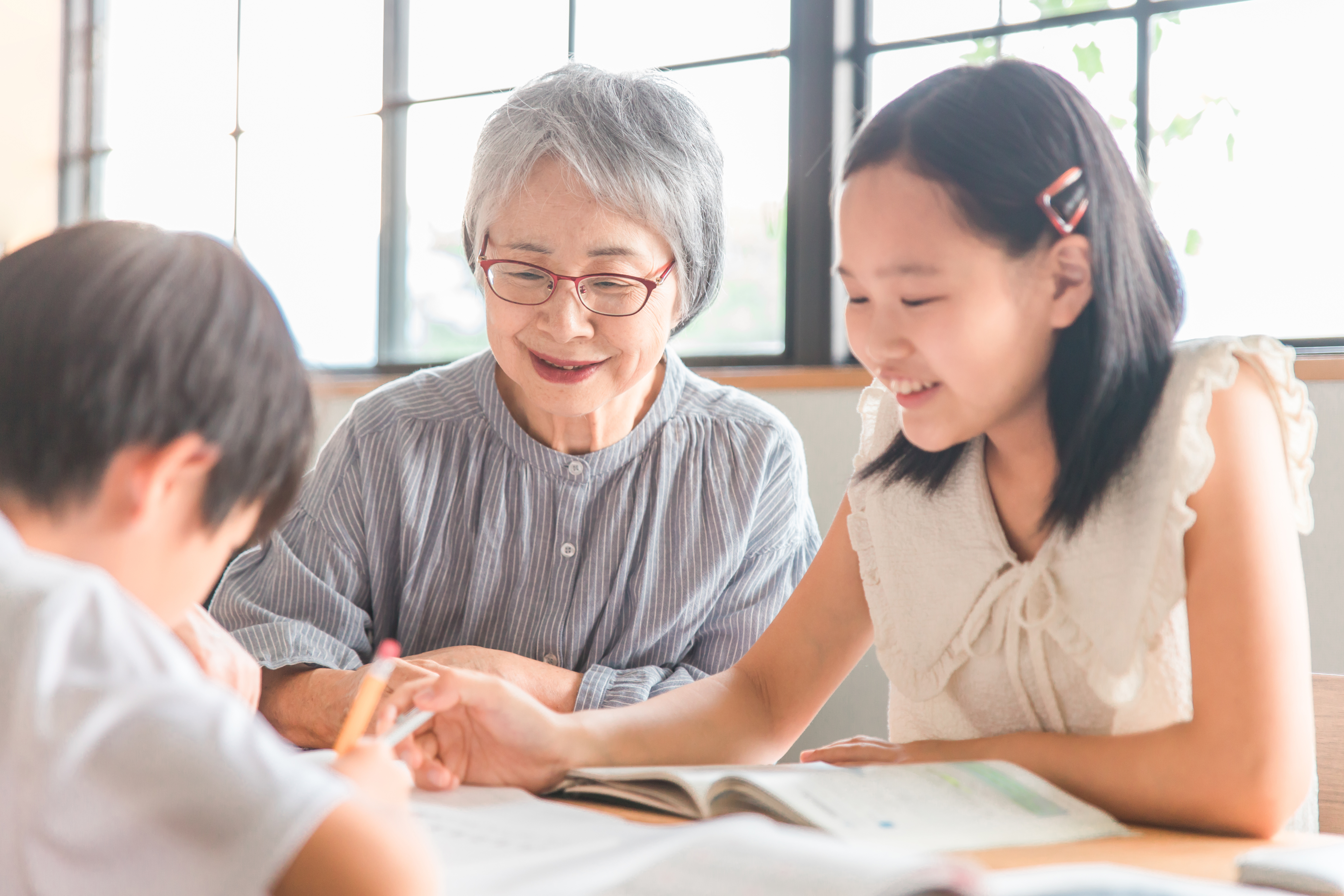 先生と子どもたちが学ぶ様子