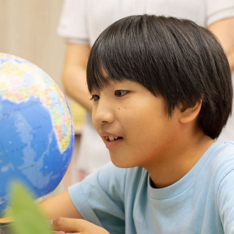 地球儀を見ながら学ぶお子さま