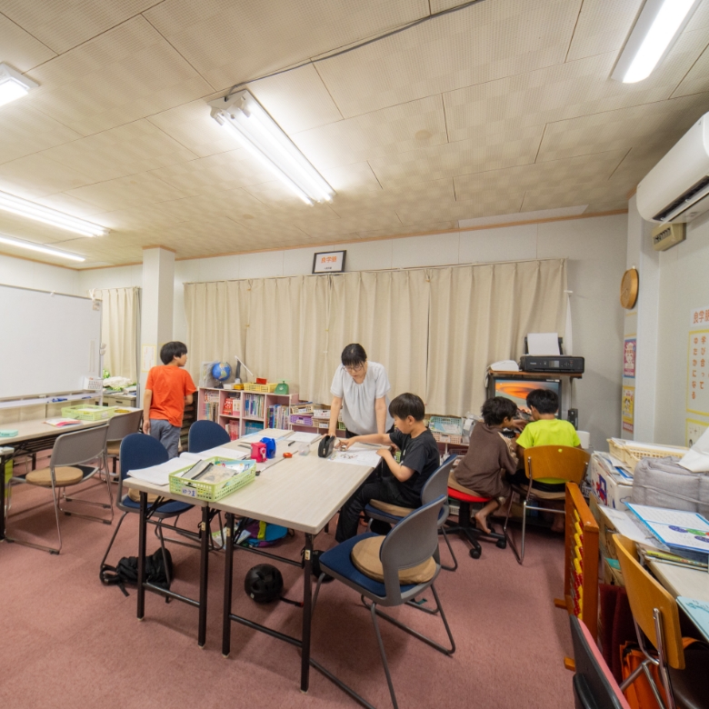 教室で学ぶお子さまたち